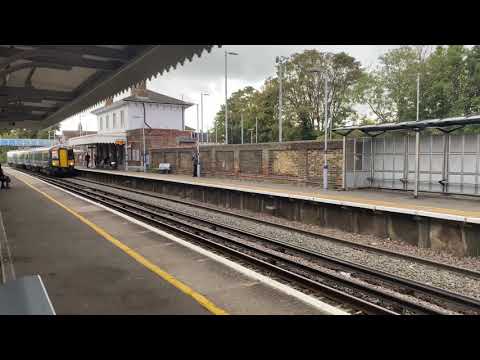 Snodland Station : A busy 15 mins - 375301 66120 375305