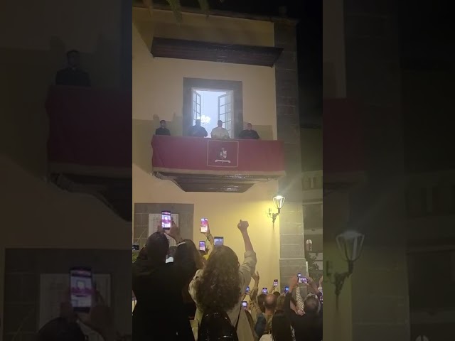 Le cantan el arrorró al Papa en la noche de la Plaza de Santa Ana
