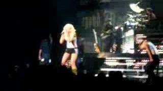 Gwen Stefani Live in Milwaukee "Long Way To Go"