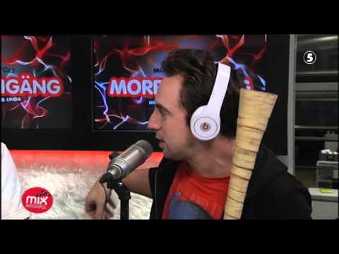 Per Andersson blåser i luren