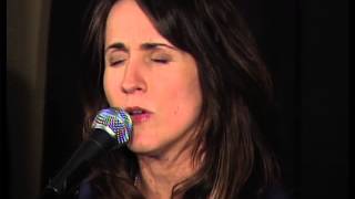 Jill Phillipsa sings &quot;Close the the Brokenhearted&quot;