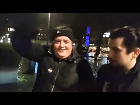 Julia und Alin. Die "schwarzen Schafe" der Querdenker auf dem Ulmer Spaziergang.