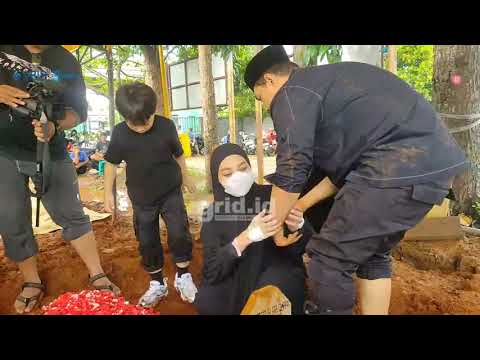 🛑 LIVE GRID.ID: Tangis Istri Rizal Armada Pecah saat Makamkan Putrinya