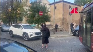 Al rione Celio la suora s'improvvisa vigile urbano e sbroglia l'ingorgo
