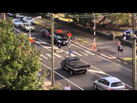 How school pedestrian crossings should work everwhere