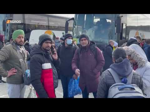 شاهد بالفيديو.. الأوكرانيون والمهاجرون في لفيف ينتظرون القطار المتجه إلى بولندا هرباً من الهجوم الروسي