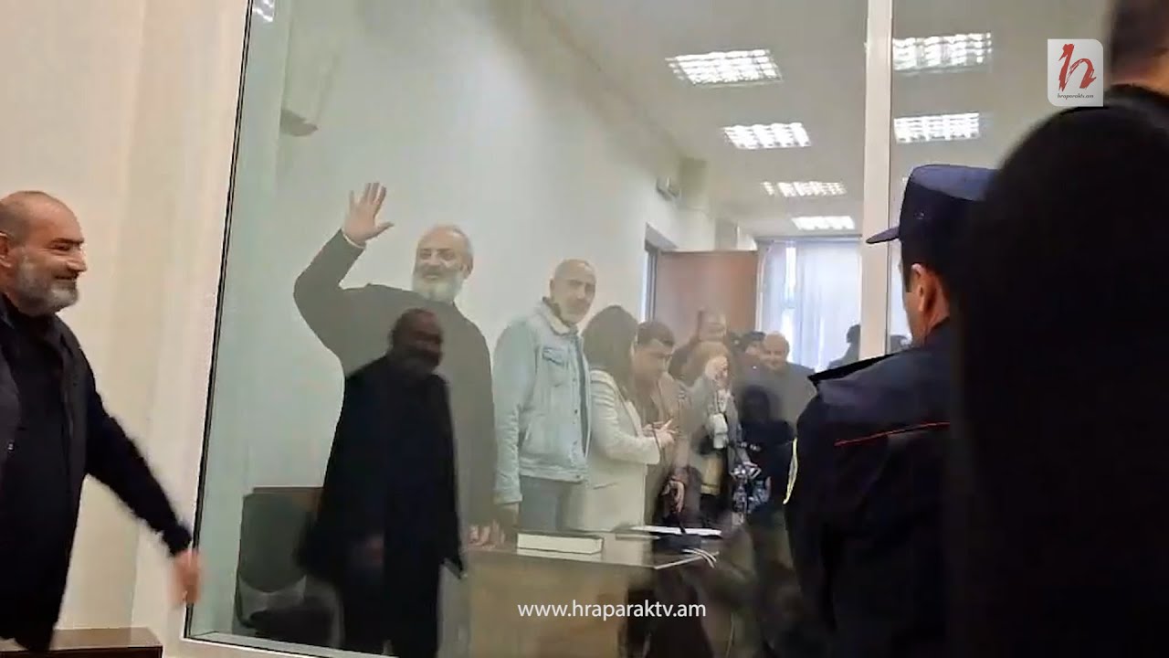 Քաղաքացիները օրհնություն են ստանում Բագրատ սրբազանից