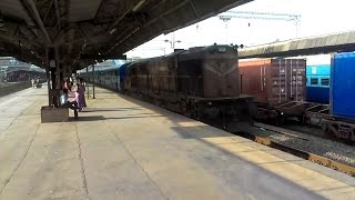 preview picture of video 'JHS Shakti Knocks Vasai With Jhansi - Bandra Express!!'