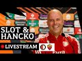 TERUGKIJKEN | Persconferentie Arne Slot en Dávid Hancko voor kwartfinale #UEL