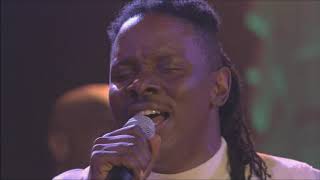 Earth wind and fire -  can&#39;t hide love (Live)