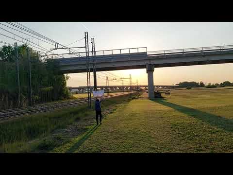 E652 122 mi strombazza con tanti carri.