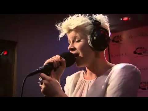 Robyn - Hang With Me ( live at the Rimmel Room)