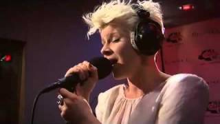 Robyn - Hang With Me ( live at the Rimmel Room)