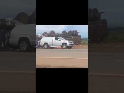 Carreta carregada com adubo capota na BR 365 em Patos de Minas