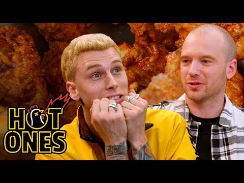 機關槍凱利再戰死亡之翼｜熱辣辣的回味無窮 (Machine Gun Kelly Has a Rematch with the Wings of Death | Hot Ones Throwback)