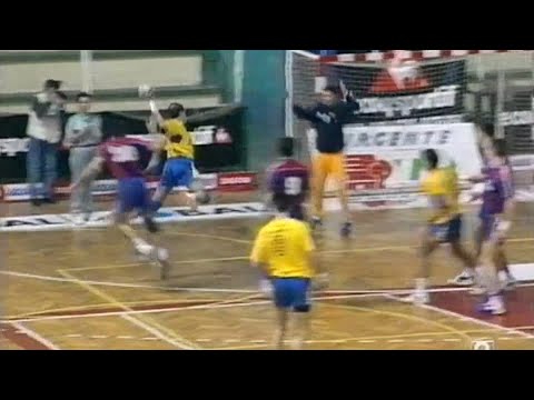 Bolea aprovechando el error de Ortega. Copa ASOBAL 1994/95. Bidasoa - Barcelona. Semifinal. Vigo