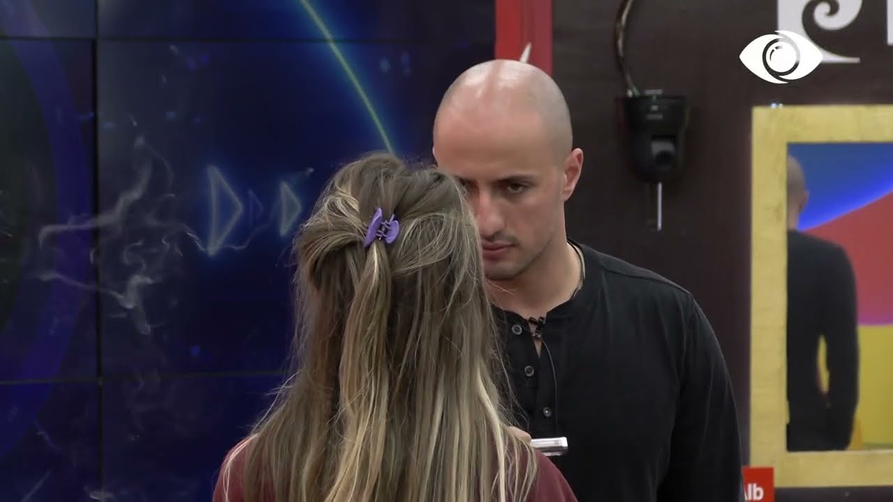 Olta pyet Kristin: Keisi pretendon që ne mos të flasim më me njëri-tjetrin?