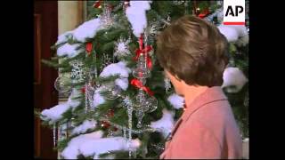 Laura Bush unveils White House holiday decorations