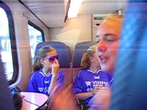 Juliana meiden op weg naar Amsterdam