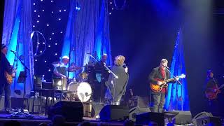 Fantastic live performance of Baby it’s Cold Outside by Vince Gill and Amy Grant