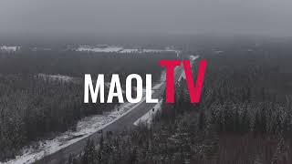 Snöig motorväg på avstånd