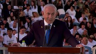 ראש הממשלה בנימין נתניהו בטקס סיום קורס קצינים, בבית הספר לקצינים בה"ד 1 (עדכוני משרד ראש הממשלה) - התמונה מוצגת ישירות מתוך אתר האינטרנט יוטיוב. זכויות היוצרים בתמונה שייכות ליוצרה. קישור קרדיט למקור התוכן נמצא בתוך דף הסרטון