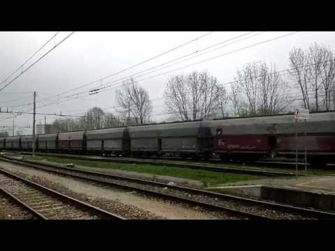 MANOVRE CON CARRI MERCI IN STAZIONE A ROBILANTE. (CN) 17 - 4 - 2015.