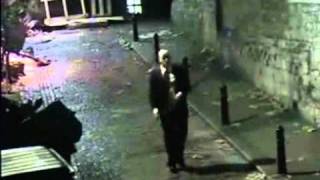 Пьяница в костюме кое-как идет домой - Видео онлайн