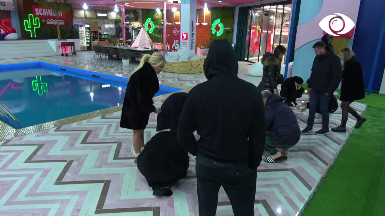 Banorët shkruajnë me qirinj Pray for Turkey and Siria