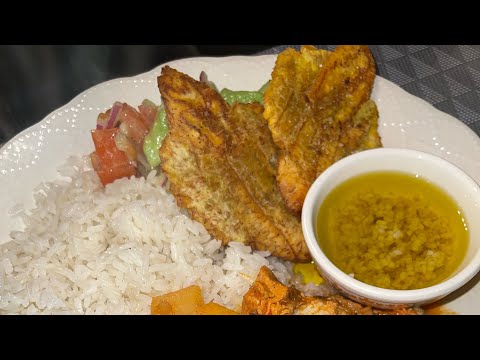 How to make tostones con mojo (fried plantains with a savory garlic sauce)