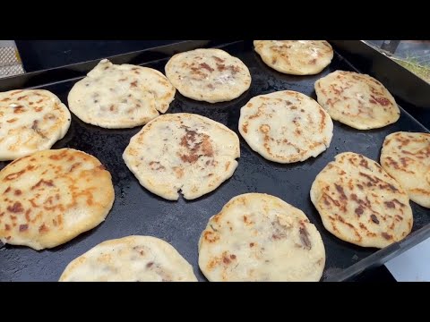 Haciendo pupusas para el almuerzo