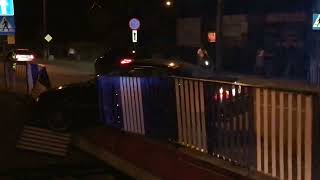 Wideo: Auto przebiło bariery na moście w Gostyniu