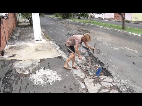 Asfalto destruído traz problemas para moradores do Mãe Preta