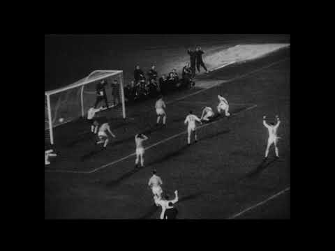 1967. Гол киевлян в ворота "Гурника" в результате активных действий Виталия Хмельницкого.