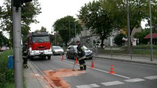 preview picture of video 'Sprzątanie ulicy po stłuczce samochodowej'
