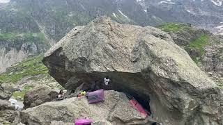 Photo of problem Comme un Lointain Hueco in Sustenpass boulder Area