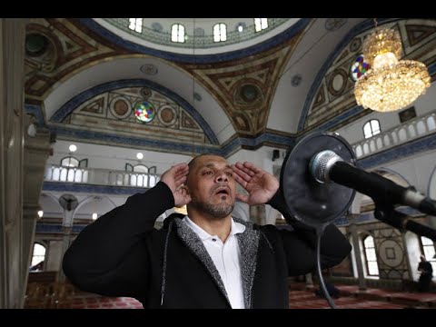 Kush ka të drejtë ta thërrasi ezanin dhe të qëndrojë pas imamit në namaz? - Dr. Imam Ahmed Kalaja