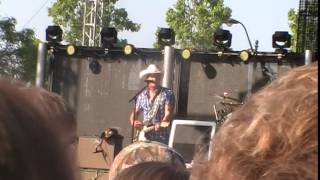 Jon Pardi trash a hotel room live