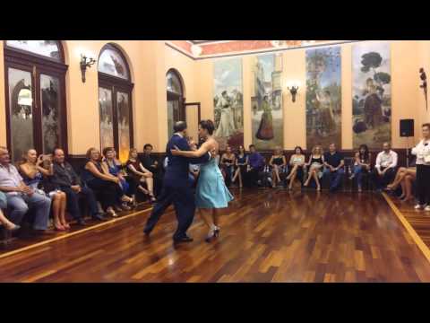 Ariel Manzanares y Antonella Sarago, Bajo el cono azul. Tango