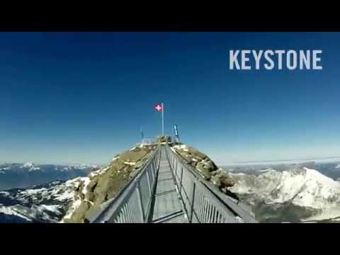 Spektakulärer Gang über Hängebrücke - Peak Walk