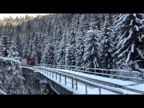 Trenul R5704 Ilva Mica - Suceava trece peste viaduct in zona Silhoasa - Larion - 02.01.2017