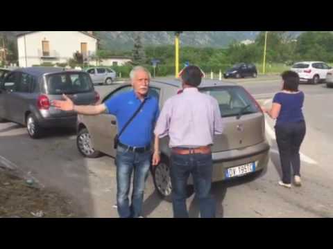 Camion esce di strada e finisce contro una casa