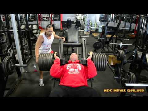 IFBB Pro Ben Pakulski training legs at the East Coast Mecca/Bev Francis Powerhouse Gym.
