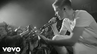 Isac Elliot - Just Can&#39;t Let Her Go (Live From Save a Girl Tour)