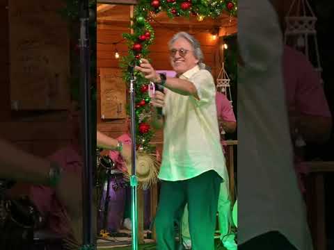 The ultimate party animal! José Nogueras joined our special “Christmas Hug From La Loma” 🎄