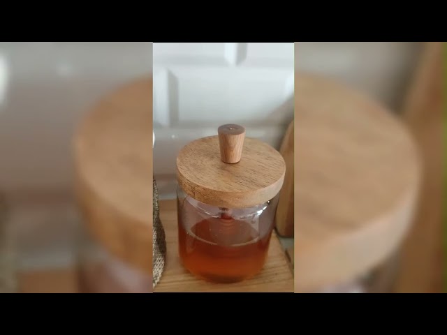 Vídeo relacionado con Tarro de miel de vidrio con cazo, Tarro de miel,Dispensador de recipientes de miel con tapa de madera - Recipientes de miel de 500 ml, tarro de vidrio para miel, recipientes para almacenar miel para l