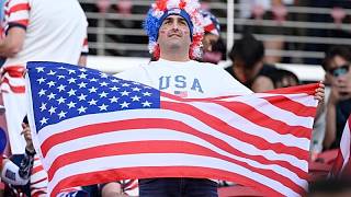 Aficionados de Estados Unidos celebran el pase a octavos del Mundial