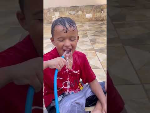 Banho de mangueira em uma Tarde de Sábado