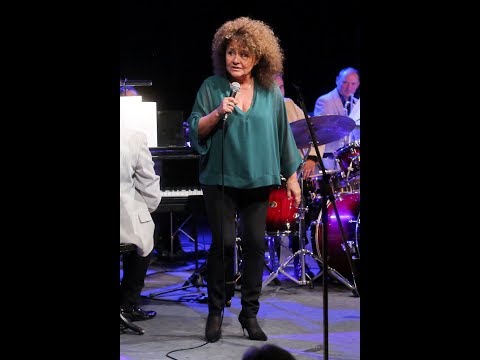 Zpívat budu dál. Vždyť devadesátkou život nekončí, říká Yvetta Simonová