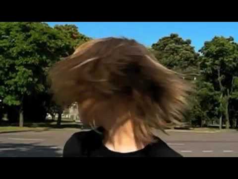 Галя вертит головой